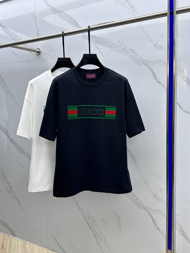 Gucci 古驰 最新印花半袖T恤 罗纹衣领 100% 棉 精选Zp定织定染高密度纯棉面料，布纹清晰 手感柔软舒适 立体图案Logo印花工艺 进口环保胶浆 Os