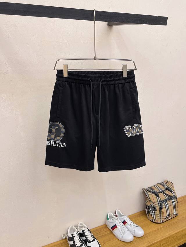 Lv 2025春夏新款男士休闲短裤 高端货简洁时尚大方 定制原版进口面料 简洁利落又清爽 品质做工细节经得起任何形式检验，简约大方百搭款 上身优雅帅气，焕然一新