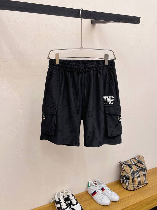 Dg 2025春夏新款男士休闲短裤 高端货简洁时尚大方 定制原版进口面料 简洁利落又清爽 品质做工细节经得起任何形式检验，简约大方百搭款 上身优雅帅气，焕然一新