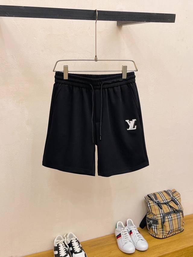 Lv 2025春夏新款男士休闲短裤 高端货简洁时尚大方 定制原版进口面料 简洁利落又清爽 品质做工细节经得起任何形式检验简约大方百搭款 上身优雅帅气，焕然一新的