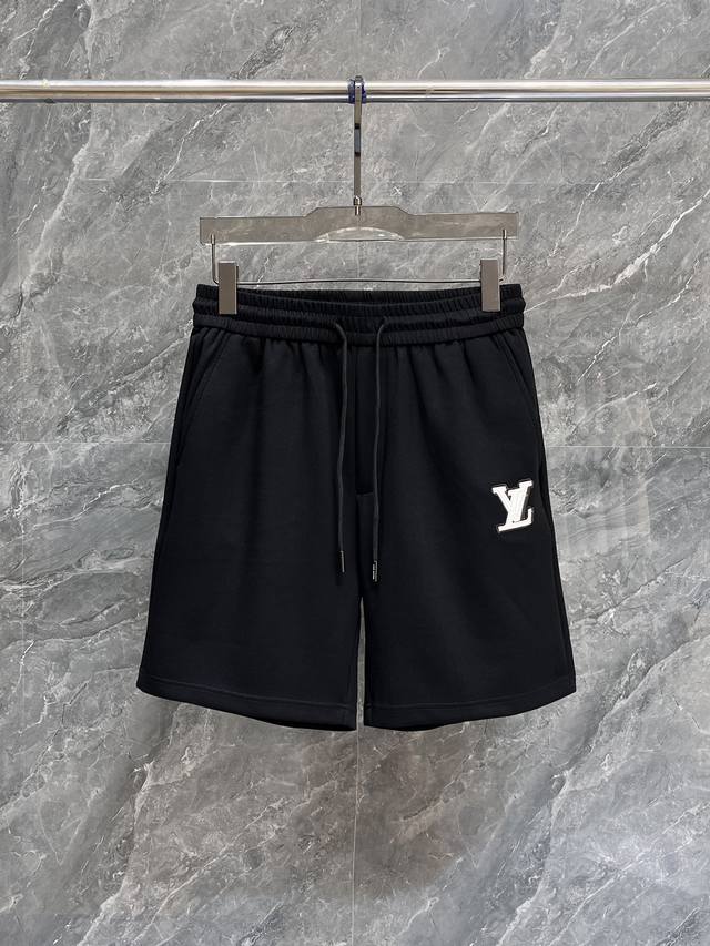 Lv 2025春夏新款男士休闲短裤 高端货简洁时尚大方 定制原版进口面料 简洁利落又清爽 品质做工细节经得起任何形式检验简约大方百搭款 上身优雅帅气，焕然一新的