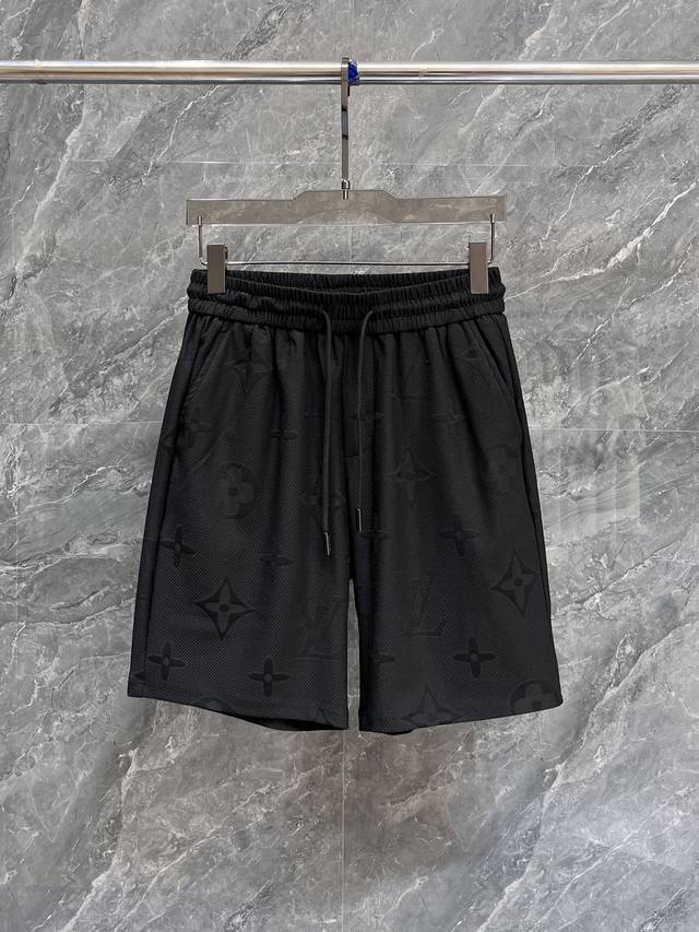 Lv 2025春夏新款男士休闲短裤 高端货简洁时尚大方 定制原版进口面料 简洁利落又清爽 品质做工细节经得起任何形式检验简约大方百搭款 上身优雅帅气，焕然一新的