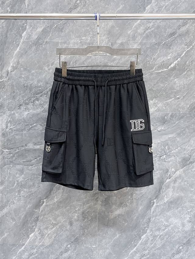 Dg 2025春夏新款男士休闲短裤 高端货简洁时尚大方 定制原版进口面料 简洁利落又清爽 品质做工细节经得起任何形式检验简约大方百搭款 上身优雅帅气，焕然一新的