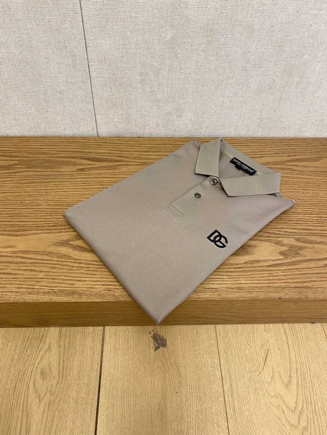 杜嘉班纳 Dg 2025新品短袖T恤，帅气时尚，胸前精致刺绣装饰字母Logo，简约百搭款。面料棉 不仅挺括，保持潮流的廓形，又穿着舒适，纱织更细腻，码数M-3X