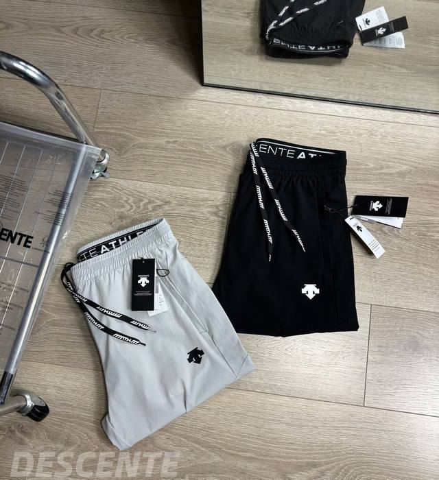 上新 -25Ss春夏迪桑特专柜新款Descente速干裤夏款梭织速干裤- 颜色：黑色 银灰 尺码: M-2Xl 男士舒适弹力休闲长裤防晒吸湿速干运动裤！精致3D