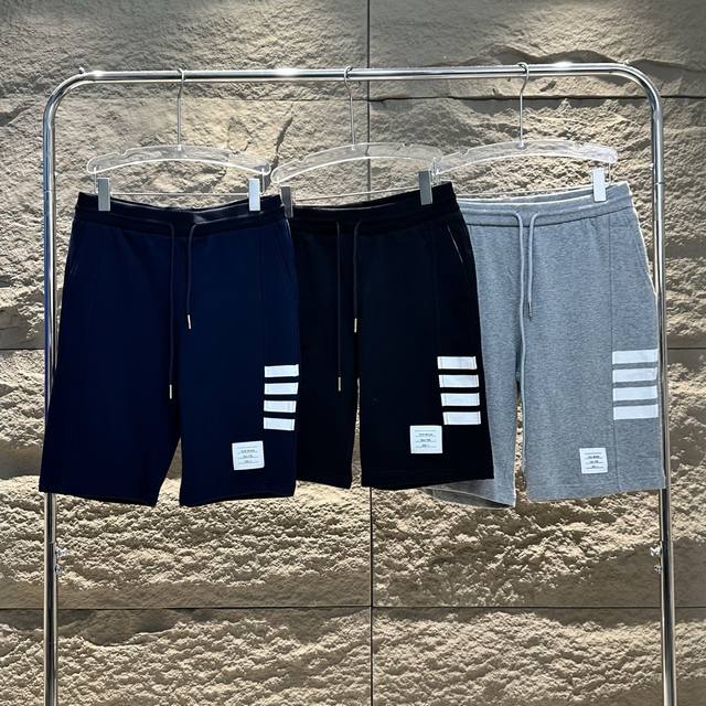 独家版本专注高品质 三标齐全！ Thom Browne 汤姆 .布朗. 男士春夏纯棉宽松经典四条杠运动短裤 回型织棉质面料 弹性腰带 黄铜绳箍发廊条纹细节。 两