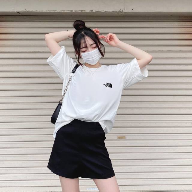 The North Face 北面 手绘海洋山脉情侣短袖T恤 采用260克双砂面料 三针五线做工，领口包包边条 今年火爆的品牌 看到了就忍不住要自留一件 正确纹
