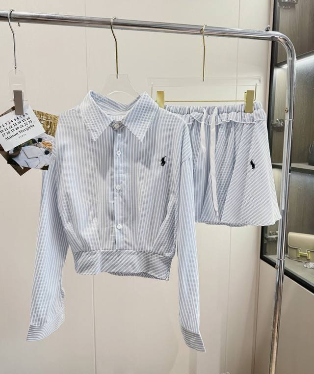 品名：Ralph Laure* 拉夫刺绣蓝条纹长袖衬衫花边抽绳短裙两件套 尺码：S.M 颜色：蓝条纹 清新蓝白套装对视觉和心情都很友好，一键解锁松弛感，老钱松弛