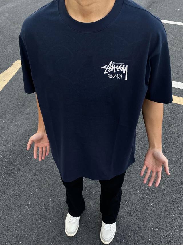 Stussy 斯图西大阪限定宽松圆领短袖T恤 男女同款 面料采用260G 双纱纯棉，做工规整，纹路清晰，穿着舒适！ 宽松版型男女都能驾驭品质随意对比自留主推墙裂