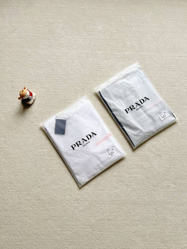 prada 普拉达 巴黎时装周秀款，男士红硅胶Logo短袖T恤。 时尚先锋们，prada的基础红硅胶短袖T恤绝对是衣橱必备的时尚单品。那一抹基础红，鲜艳夺目，如