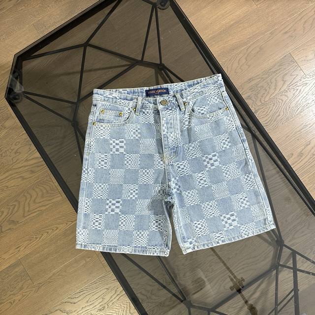 路易威登Lv夏季新款棋盘格花纹牛仔短裤 驴家定制花纹设计短裤，高腰系扣搭配印刻皮标，品牌特征十足，专属金属Logo纽扣 尺码： S M L Xl 颜色：牛仔蓝