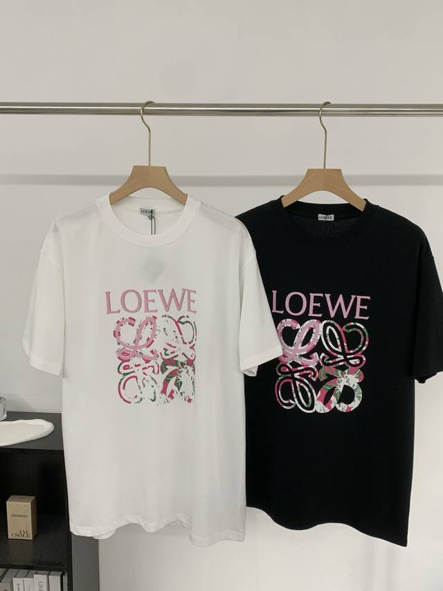 Ss新款Loewe 罗意威 年限定彩绘款男女同款短袖T恤， 面料用32支260克精梳全棉面料，胸前彩绘Logo采用进口胶印和Loewe厚版印花，做到不开裂 不变