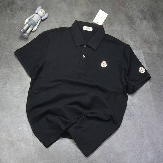蒙口 Moncler2025年商务休闲翻领polo衫 珠地面料，注重透气吸汗，良好的弹力纤维，保证了持久耐穿 不变形。 颜色: 黑色 白色 灰色 尺码:M-4X