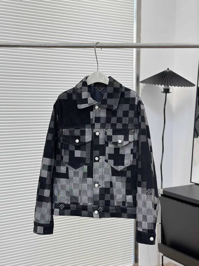 复刻版本Louis Vuitton 路易威登 菲董联名马赛克棋盘格牛仔外套 轻奢主义 正确版本 原版一致 定制原版斜纹全棉牛仔面料，定织渐变马赛克格子面料，牛仔