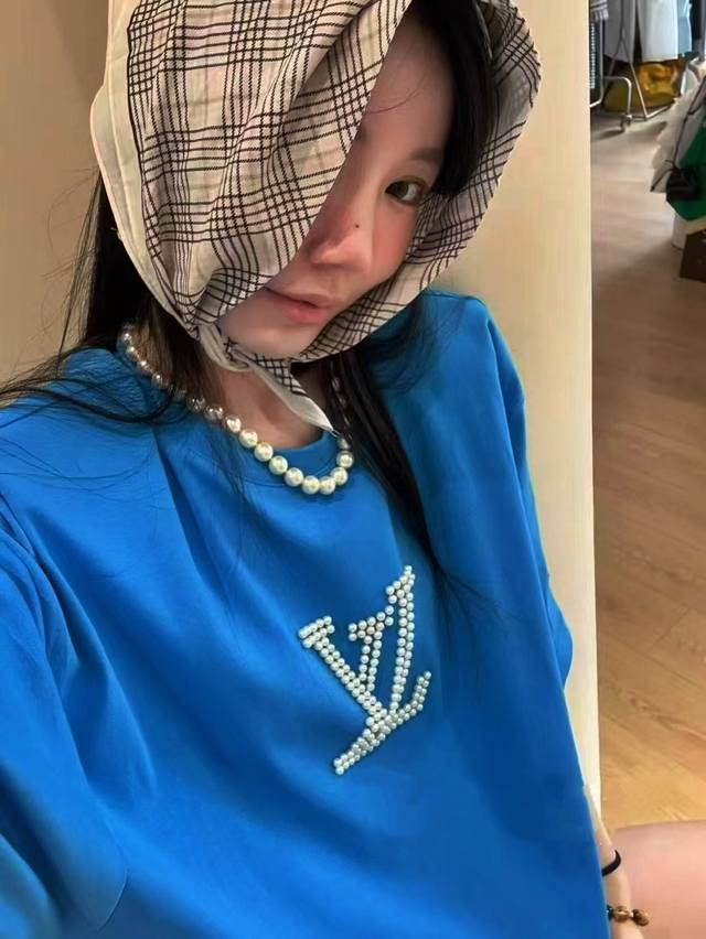 路易威登新款蒂芙尼蓝大珍珠刺绣短袖T恤 今天回头率好高出门被问爆的珍珠Tee 超重工的手工串珠 抢钱珍珠系列！！！ 珍珠颗颗晶莹好看～设计感满满 精梳纯棉260