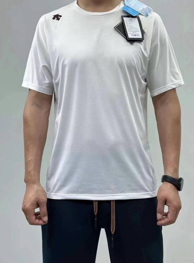 秒杀不议价～ 品名 迪桑特F360 速干短袖 墨黑色银白色沥青蓝鱼尾灰茶绿色 尺码，M L Xl Xxl 3Xl 4Xl， 176 150斤穿Xl尺码合适。 采