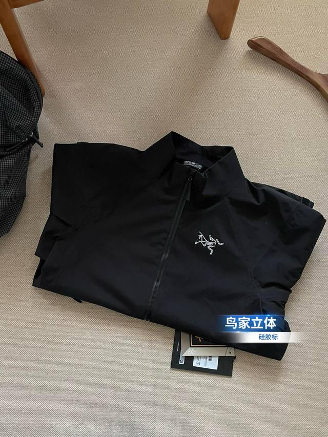 Arcteryx 始祖鸟简约立体硅胶压胶冲锋衣外套 颜色：黑色 尺码：S到2Xl 鸟家专柜款冲锋衣压胶款，立领外套 功能性户外专业面料 ，重点所有裁剪处内里都是