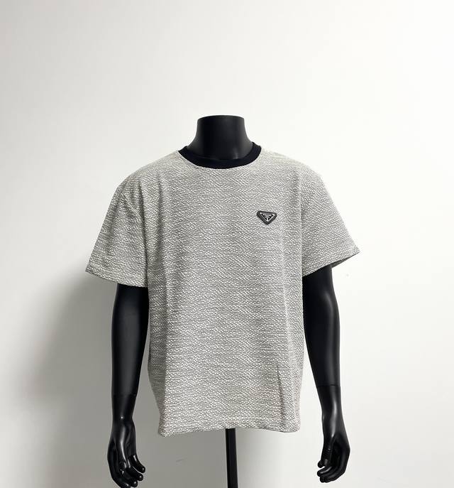 prada 普拉达新款编织金属三角标圆领短袖Tee 在化繁为简的高阶时髦基础单品上点缀细节，日常又经典的款式 非常百搭 原版定制270G克双纱纯棉面料，细腻舒适