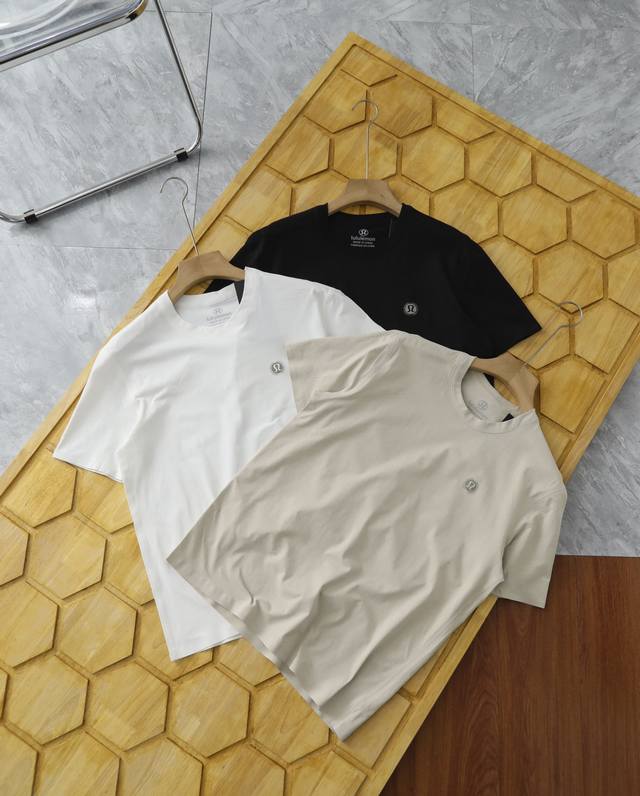 Lululemon 露露圆领全压胶短袖功能T恤吸湿速干轻量短袖 面料采用舒弹棉 柔软 丝滑 清香 排汗 速干 清爽舒适 良好的抗皱性和保型性，能让衣物保持较好的