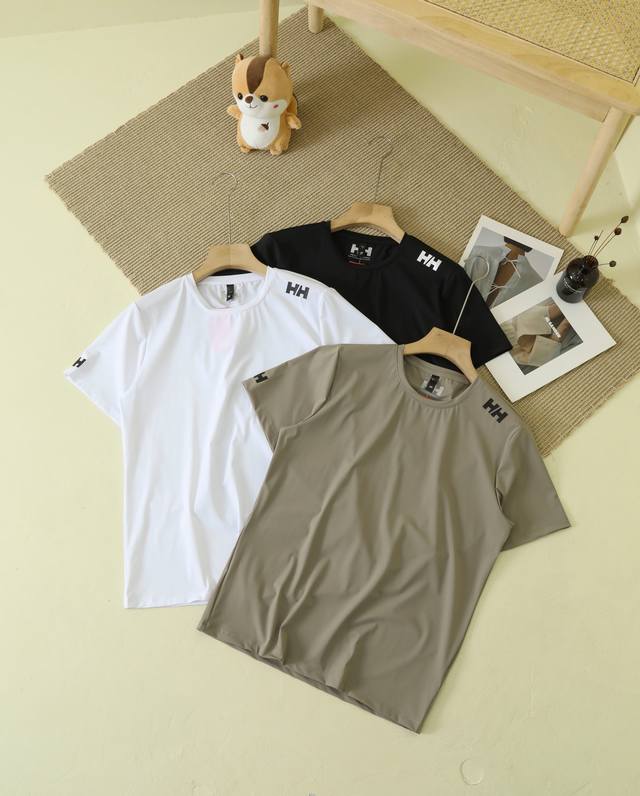 Helly Hansen-海丽汉森 简约日常凉感品牌Logo设计短袖 男款 透气 速干 舒适 排汗 抗起球 柔软舒适领口宽松弹力袖口内里品质做工 采用导热的十字