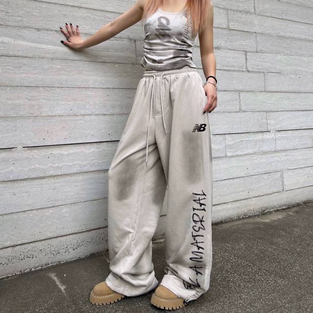 新百伦Nb New Balance美式复古裤子高街擦脏废土风涂鸦运动卫裤男女春夏秋冬四季款休闲裤 采用舒适透气面料经过扎染泼墨机器让裤子变得更有质感！非常百搭的