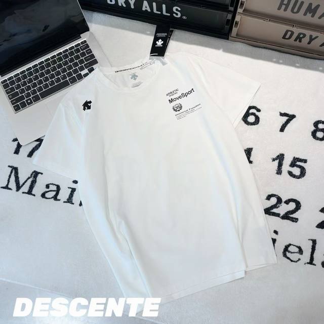 Descente迪桑特胸前35字母短袖 男女同款 -面料：采用原版一比一面料。 -辅料：原版拆解开发，一比一定制的小标，领标，水洗，吊牌，五金等等。 -工艺：原