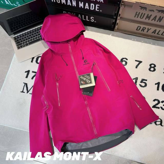 凯乐石Kailas Mont-X 系列 运动户外全天候硬壳专业防水防风透气登山冲锋衣外套 男女同款 -面料：采用原版一比一Gore Tex三防面料。 -辅料：原