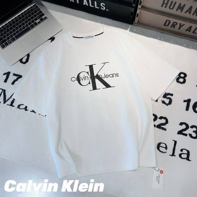 Calvin Klein Ck胸前刺绣字母大标短袖 男女同款 -面料：采用原版一比一面料。 -辅料：原版拆解开发，一比一定制的小标，领标，水洗，吊牌，五金等等。