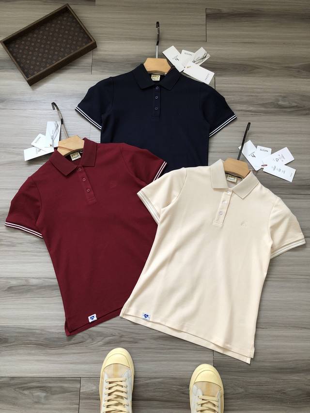 女款 Haz*Ys丨三色小哈家 25年春夏新款 小狗Logo刺绣 撞色女款商务休闲翻领polo衫. 颜色：米色 酒红色 藏青. 材质：定织定染纹珠地棉面料. 辅
