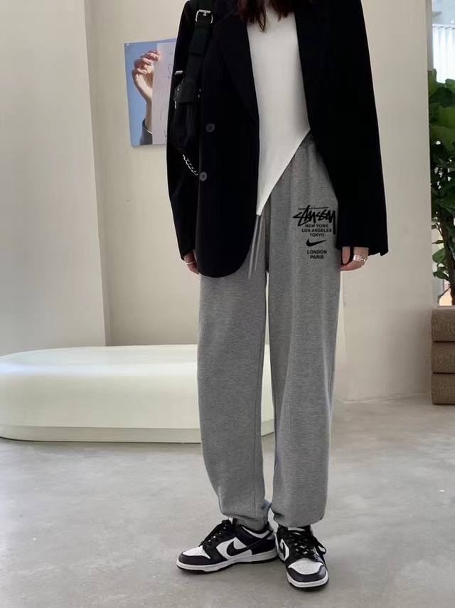 Stussy X Nike斯图西联名耐克百搭宽松卫裤束脚裤休闲裤子 ｜无敌版型｜｜男女同款｜ 面料采用超高品质华棉 最大的优点就是亲肤性跟保形性好 顶级面料带来