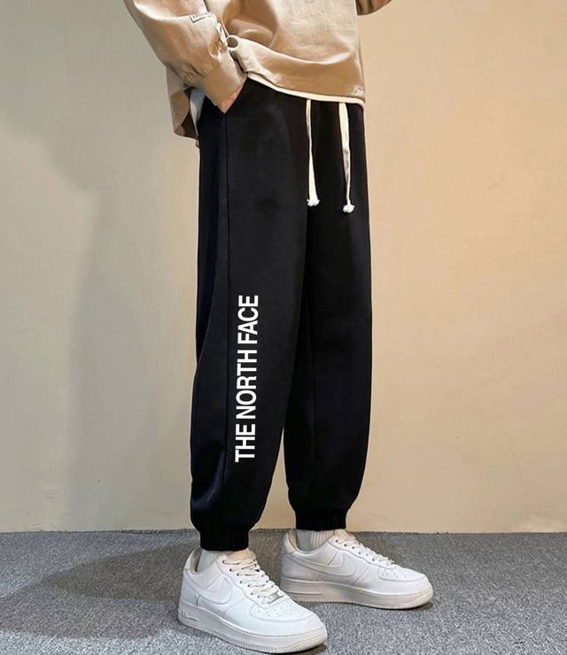 The North Face 北面Tnf侧拼花型宽松运动百搭宽松卫裤束脚裤休闲裤子 ｜无敌版型｜｜男女同款｜ 面料采用超高品质华棉 最大的优点就是亲肤性跟保形性