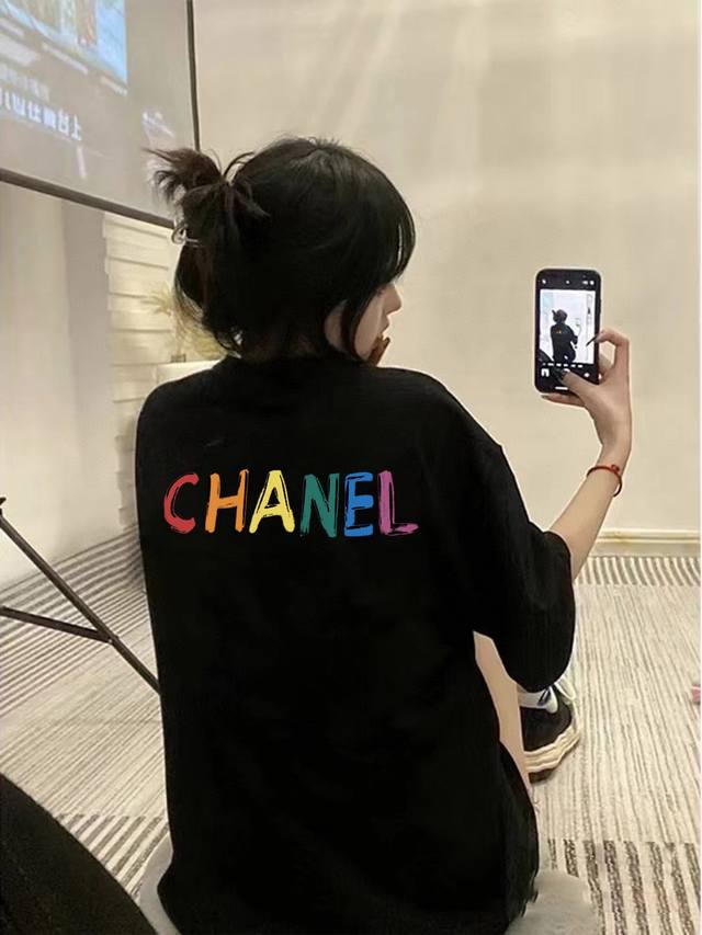 Chanel 香奈儿彩绘字体短袖半袖T恤 采用260G双纱100%新疆精梳纯棉面料 采用过肩拉条工艺，百洗不变形！ -采用高端印花，百洗不开裂！ 宽松版型，上身