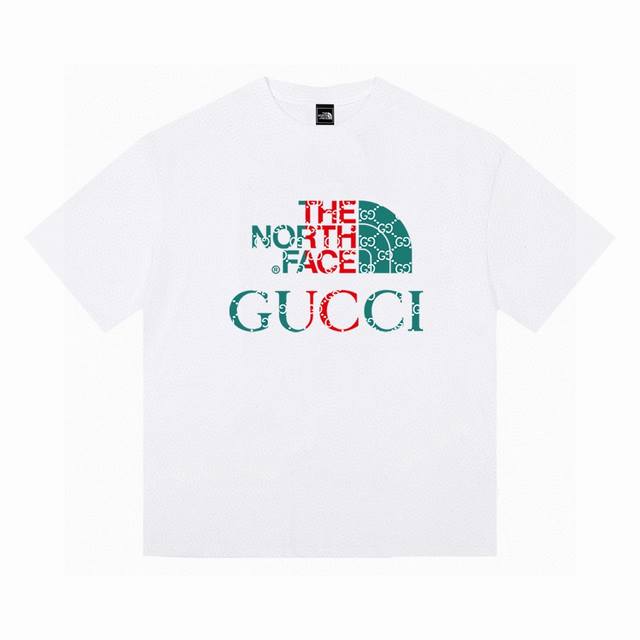 Gucci X The North Face 北面联名古驰短袖半袖T恤情侣款 面料采用260G 双纱纯棉，做工规整，纹路清晰，穿着舒适！ 胸前精致的印花小标 加