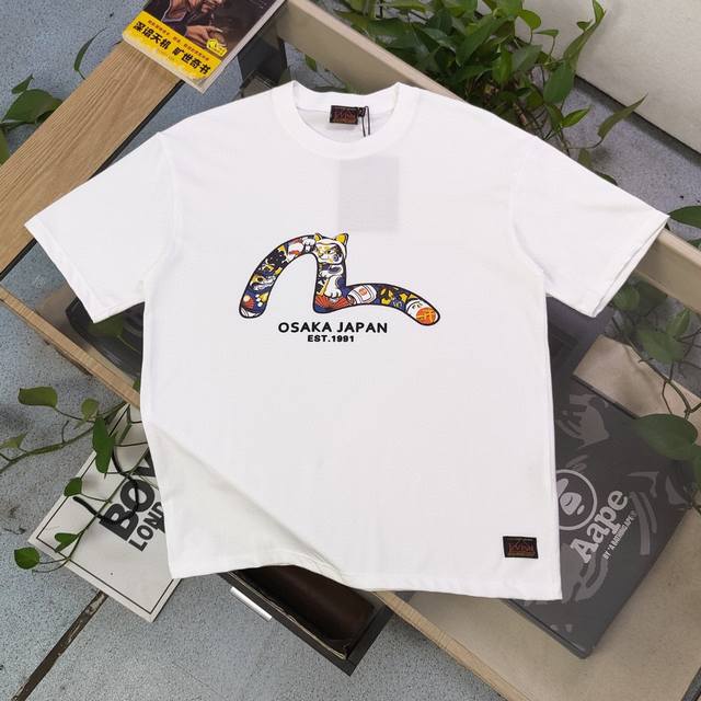 上新 款号：F682 2025新款Evisu福神招财猫海鸥图案Logo字母印花休闲情侣短袖T恤，经典永远不会过时、人手必备款，230G纯棉精梳棉不起球不起毛，上