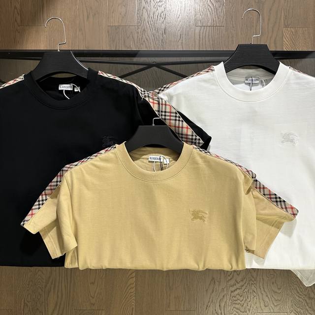 巴宝莉 Burberry 2025春夏新品战马刺绣圆领短袖T恤 胸前采用战马刺绣设计，格子布与骑士战马元素彰显品牌特征，采用数码精密立体贴布绣工艺，极高水准的复