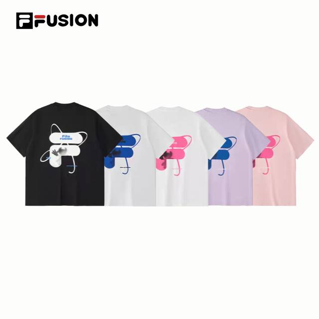 供 不控价 Fila Fusion斐乐2025专柜新款幻影主题元素复古新潮T恤上新！男女同款！情侣款！ 本款主要以时尚运动文化，跨界联名为主，结合当下广受欢迎的