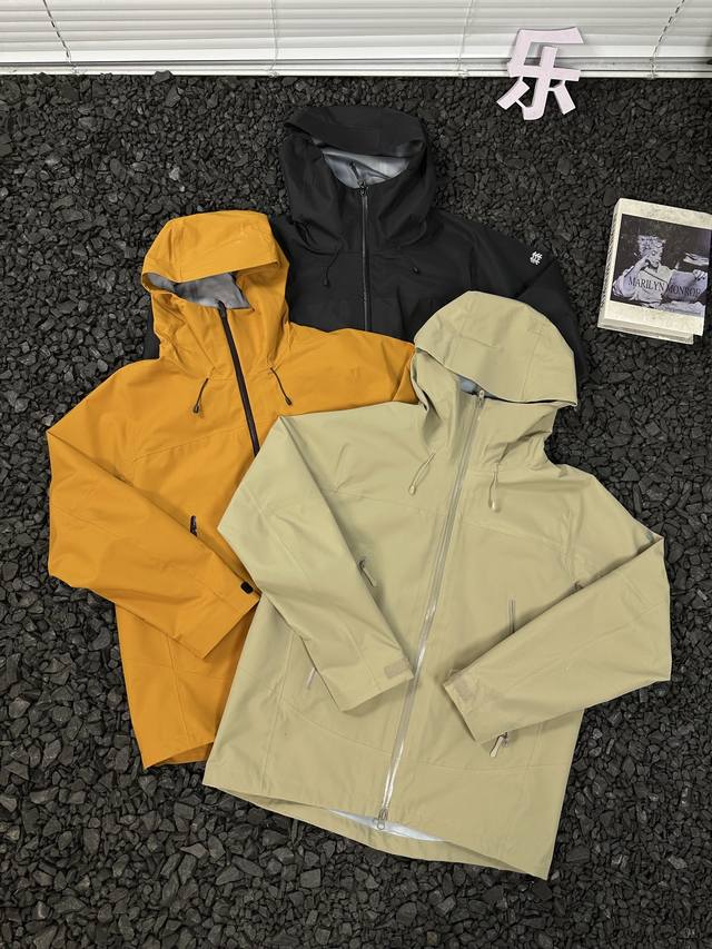 Kolon Sport可隆 新款硬壳压胶极简小标简约休闲时尚百搭防水防风户外运动休闲冲锋衣 被问爆的冲锋衣，真的太好穿了！Kolon Sport可隆这款冲锋衣，