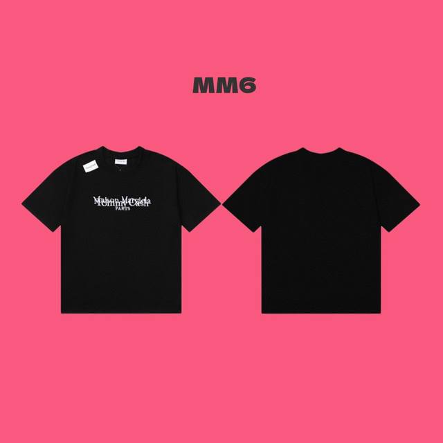 发 Maison Margiela Mm6 X Tommy Cash 马吉拉联名款经典商标外漏绣花Logo字母情侣圆领短袖T恤 Color：黑色 白色 Size