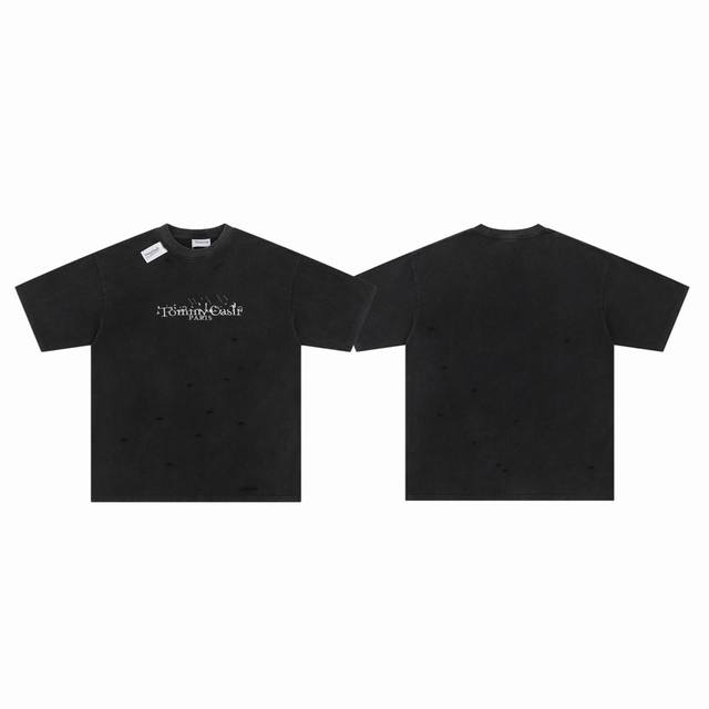 Maison Margiela Mm6 X Tommy Cash 马吉拉联名款洗水破洞日历绣花Logo字母情侣圆领短袖T恤 Color：水洗黑 Size：S M