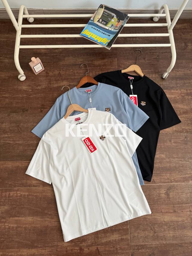夏日必备的牛货，顶奢面料+原版万针刺绣 25Ss全新款刺绣T恤，绝对是衣橱必备单品。 清新蓝和经典黑白三色，满足不同搭配需求。 胸口处精致的万针老虎刺绣图案，将