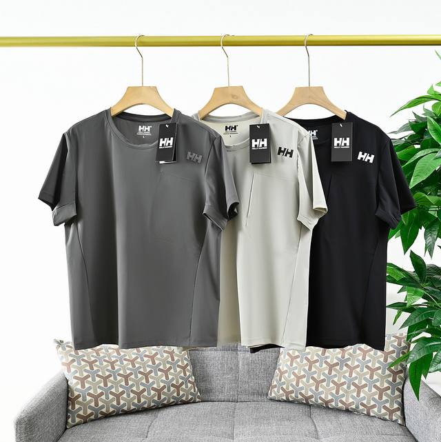 上新， 报单号：2102# H H海丽汉森夏季速干柔软舒适纯色男士短袖圆领T恤！ 上身帅气难掩！可以参考模特效果！肩部Hh Logo非常酷 又帅气 还增强辨识度