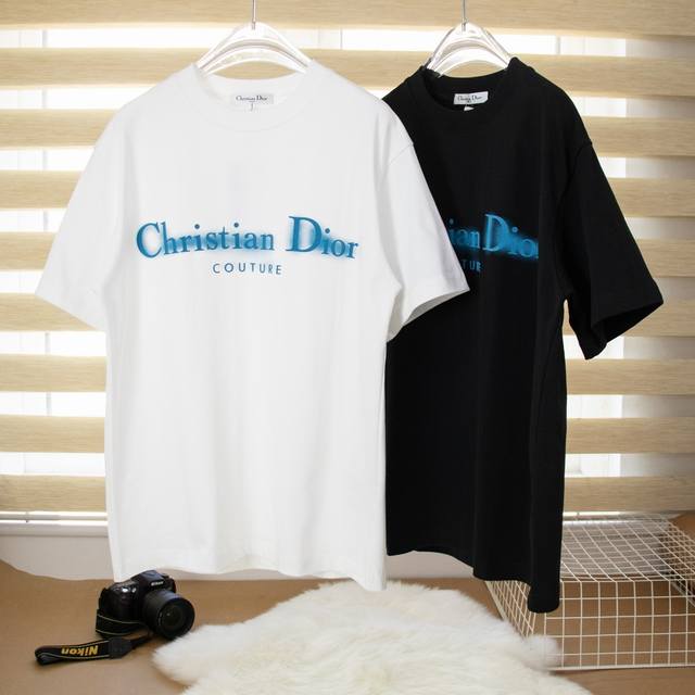 Dior 最新爆款发泡印花图案纯棉高品质T恤 面料采用320G重磅水洗纯棉面料，撞色发散网点发泡印花图案。日常又特别，远看像发光字体 版型宽松，纯棉高克重面料，