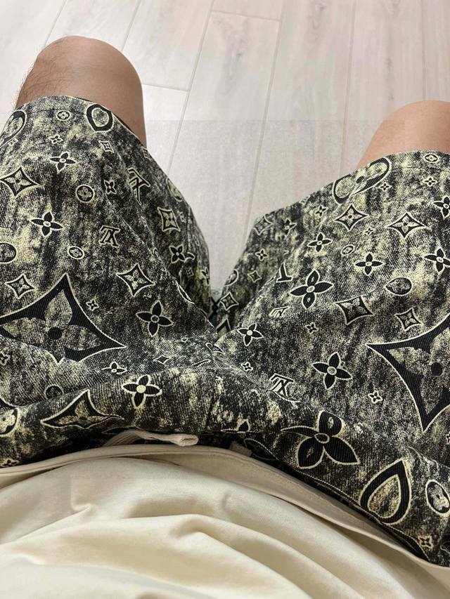 高品质 品名： Lv-25Ss 夏新款复古老花牛仔休闲宽松阔腿抽绳松紧短裤 面料：牛仔 颜色： 复古老花 尺码M-L-Xl 腰围 臀围 裤长 M 70 110