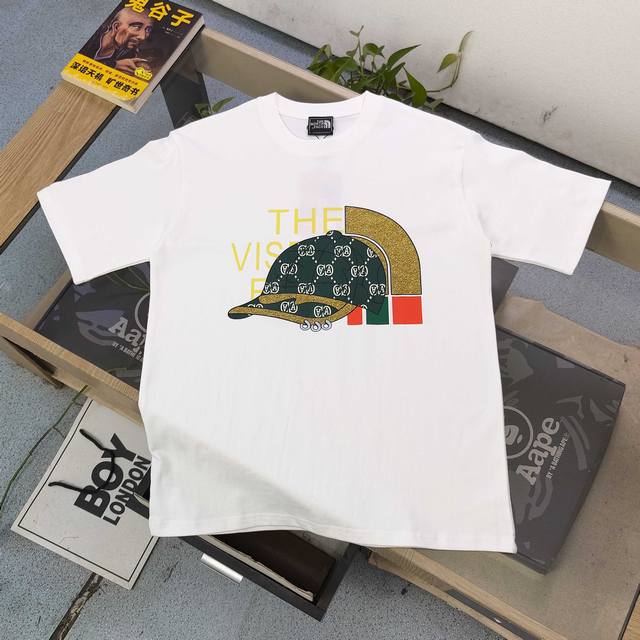 上新 款号：Dg25652 2025新款The North Facegucci北面联名古驰Tnf棒球帽图案Logo字母印花休闲情侣短袖T恤，经典图案设计，朋克不