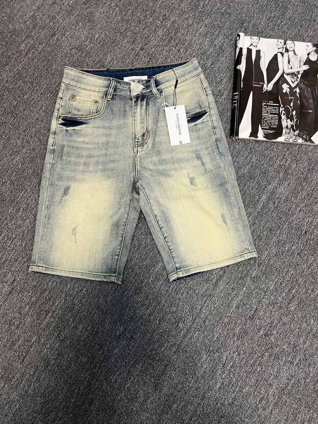 Tb 汤姆布朗黄泥牛仔短裤 在当下的服装流行趋势中，一种更加注重个性和自我表达的风格正在崭露头角。这其中，重度洗水质感的牛仔短裤自然少不了 这种短裤因其特殊的洗
