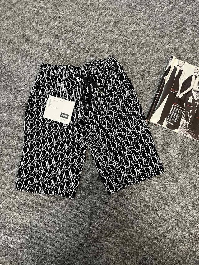 Dior 迪奥满印休闲短裤 面料采用德国进口纤维速干面料，轻薄透气，抗皱免烫，不起球，不掉色，松紧腰带设计，贴合身形，方便调整，男女同款 颜色：黑色 尺码：M-