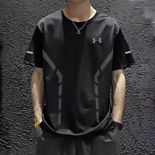 Under Armour 安德玛2025夏季新款男士冰丝弹力速干短户外运动短袖T恤！ 夏季首选的一款速干短T，U家研发专利冰丝速干面料， 透气舒适排汗性能非常好