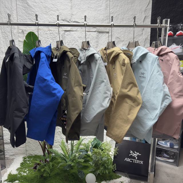 代购级 始祖鸟硬壳冲锋衣 七色齐发 Arc‘Teryx 始祖鸟贝塔β Beta Lt 26844防水硬壳冲锋衣 连帽夹克 三层面料最后的效果挺括轻薄 防水性能俱