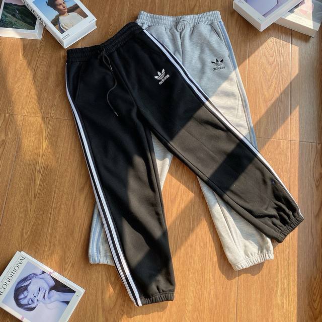 Adidas阿迪达斯三叶草经典三杠束脚卫裤运动裤当季最强单品 版型宽松Wang炸绝绝子 春季极品 显瘦遮肉 Jue对的好穿第一名 面料亲肤透气 穿一整个春季无压
