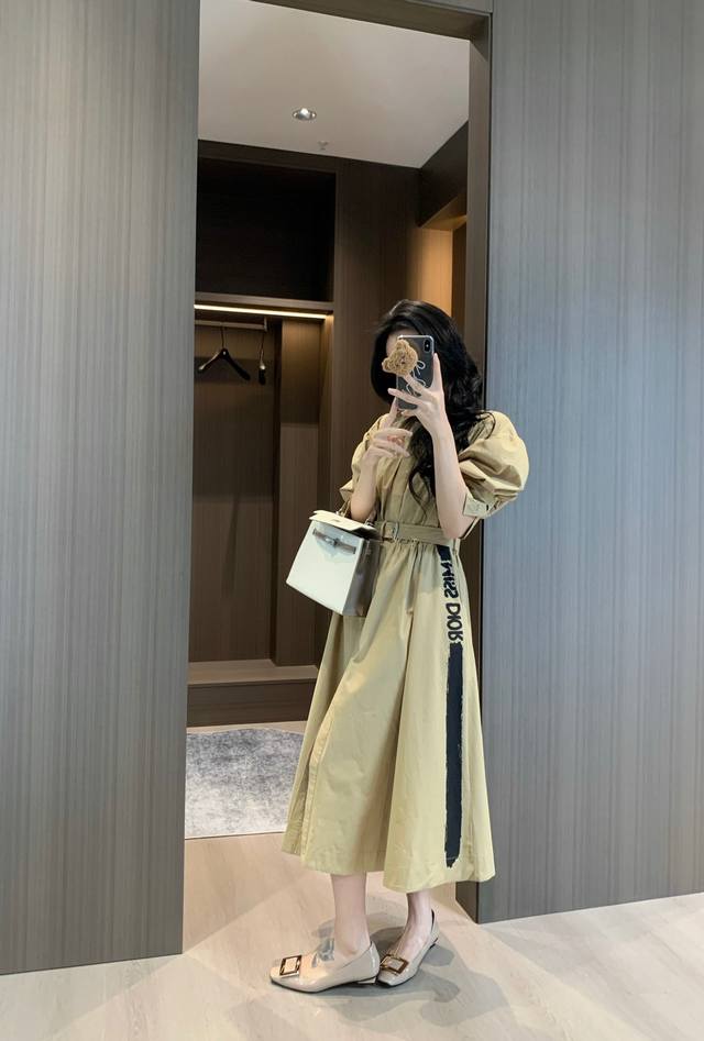 上新 Cd 迪奥 25Ss早春最新款Miss系列连衣裙 立体修身剪裁巨显瘦 非常的洋气复古 腰间定制腰带搭配 上身优雅又时尚 搭配高腰线版型剪裁 拉长身材比例